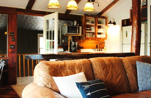 McMillan Hidden Valley Cabin | Distinctive Cabin + Cozy Guesthouse + Sauna Near Major Attractions, Fiber