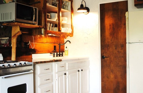 McMillan Hidden Valley Cabin | Distinctive Cabin + Cozy Guesthouse + Sauna Near Major Attractions, Fiber