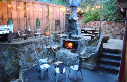 McMillan Hidden Valley Cabin | Distinctive Cabin + Cozy Guesthouse + Sauna Near Major Attractions, Fiber