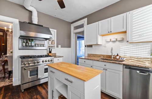 Crafton Apartment | Distinguished Victorian~Family-Focused~Quiet Area