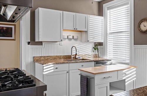 Crafton Apartment | Distinguished Victorian~Family-Focused~Quiet Area