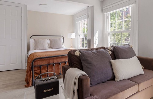 West End Apartment | Divine Beacon Hill Studio, nr Restaurants & Shops, by Blueground