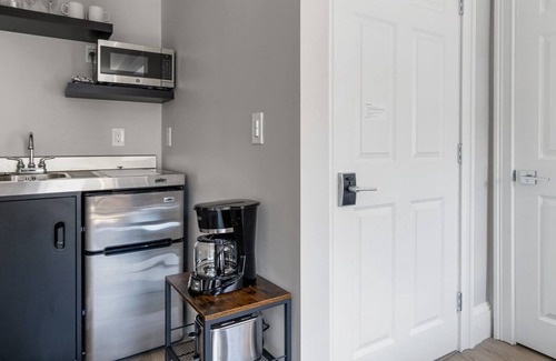 West End Apartment | Divine Beacon Hill Studio, nr Restaurants & Shops, by Blueground