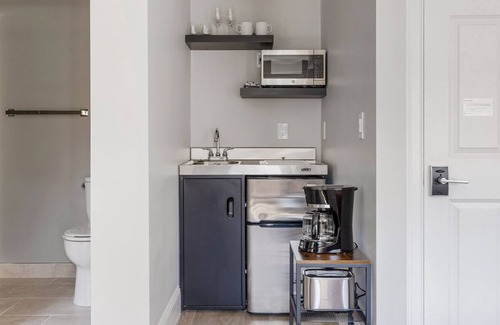 West End Apartment | Divine Beacon Hill Studio, nr Restaurants & Shops, by Blueground