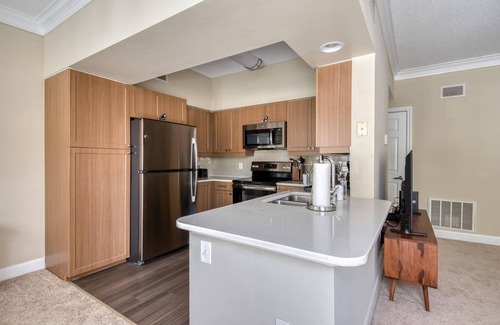 Waltham Apartment | Divine Waltham 1BR w/Gym & Laundry, nr Shops & Groceries, by Blueground