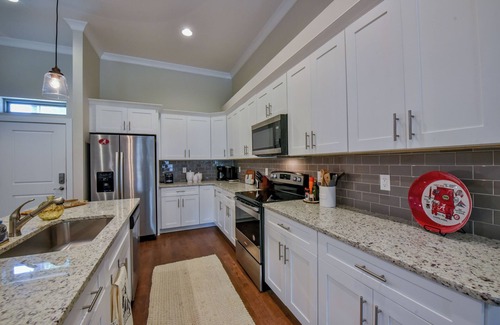 Tuscaloosa Condo | Dixieland Den - Book for Football Season and more!
