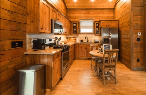 Preston House | DMR Cabin 3 | Two-Level | Max Capacity 5