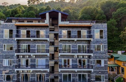 Kumarhatti Apartment | Dochi 4-BHK apartment with Hill Views, Living Room, & Balconies