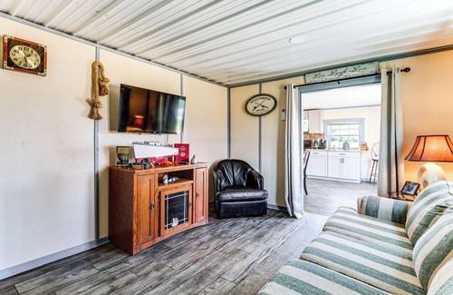 Avenue Cottage | Dock Access: Waterfront Cottage in Avenue!