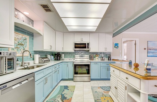 Homosassa Cottage | Dock + Lanai: Riverview Homosassa Escape!
