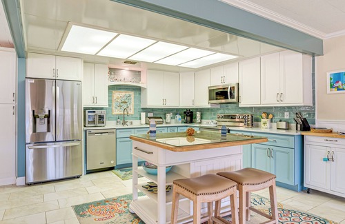 Homosassa Cottage | Dock + Lanai: Riverview Homosassa Escape!