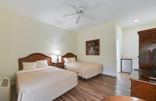Naples Apartment | Dock, Pool and Tennis Courts Naples Resort Retreat!