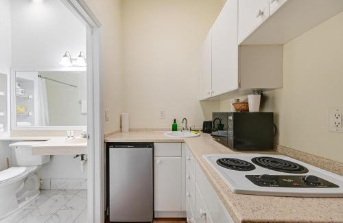 Naples Apartment | Dock, Pool and Tennis Courts Naples Resort Retreat!
