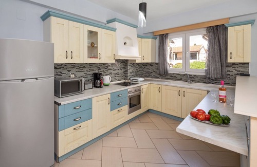 Kassiopi Villa | Doctors House: Private pool, Kassiopi centre, WiFi, A/C, sleeps 6