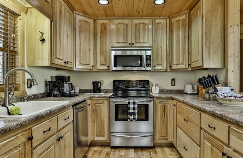 Ellijay Cabin | Dog and Family Friendly-Hot Tub-Pool Table-Arcade- Foosball-Large & Private-