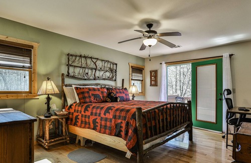 Ellijay Cabin | Dog and Family Friendly-Hot Tub-Pool Table-Arcade- Foosball-Large & Private-