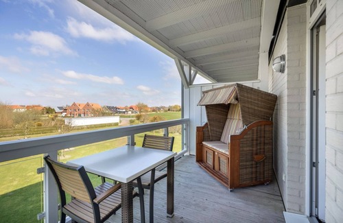 Wremen Apartment | Dog-friendly vacation apartment near the beach with sauna and balcony with beach chair -