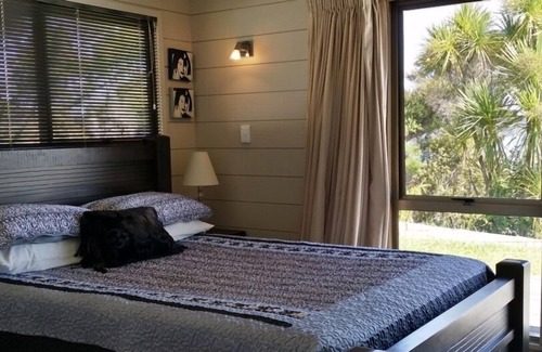 Russell House | Dog Friendly ABSOLUTELY WATERFRONT STUNNING VIEWS Free Kayaks, Free Boat Mooring