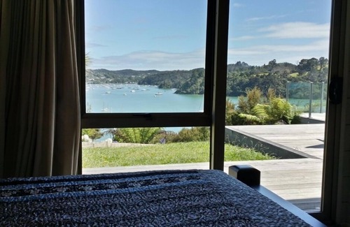 Russell House | Dog Friendly ABSOLUTELY WATERFRONT STUNNING VIEWS Free Kayaks, Free Boat Mooring