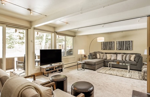 Aspen Condo | Dog Friendly Aspen Alps Condo walking distance to town with Pool