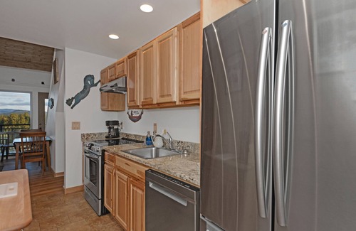 Bend Condo | Dog friendly at the Seventh Mountain Resort!