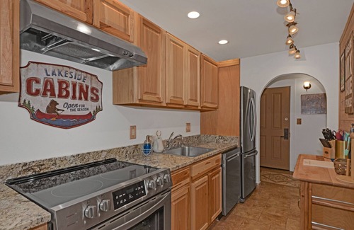 Bend Condo | Dog friendly at the Seventh Mountain Resort!