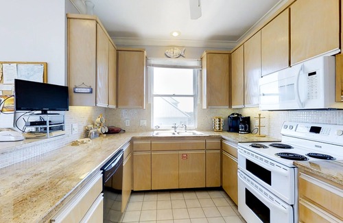 Treasure Beach Village House | Dog-friendly beachfront gem - community pool, tennis, washer/dryer, central AC