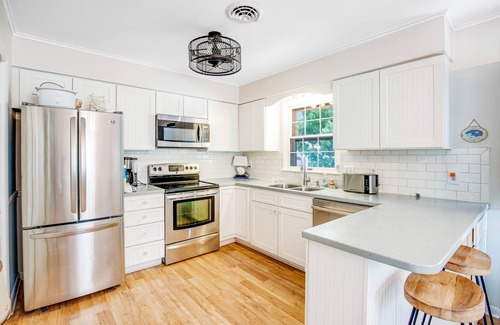 Caine Woods Cottage | Dog-friendly beach cottage with WiFi, W/D, updated kitchen & outdoor shower