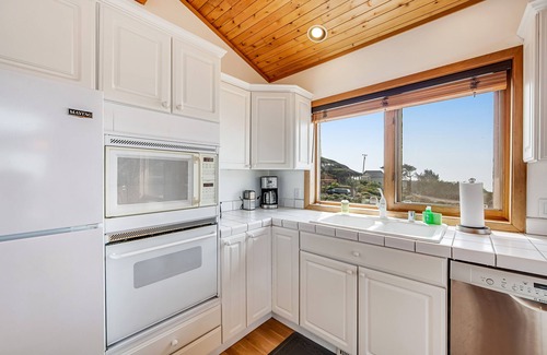 Gualala House | Dog-friendly beach house with private hot tub, indoor pool, WiFi & ocean views