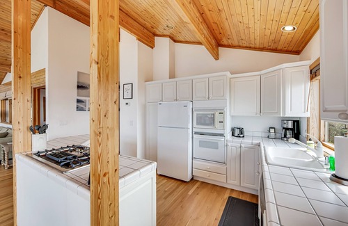 Gualala House | Dog-friendly beach house with private hot tub, indoor pool, WiFi & ocean views
