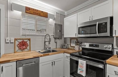 Emerald Isle House | Dog-Friendly Beach Bungalow – Unwind at Hatfield’s Hideaway