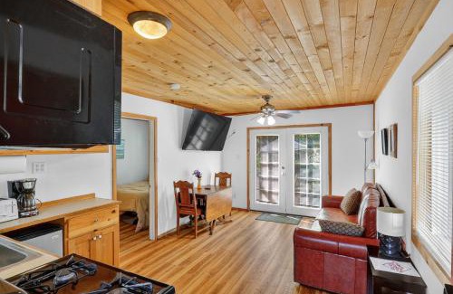 Cobb House | Dog-Friendly Cabin 2 Mi to Trails cabin