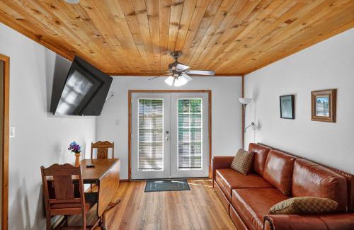 Cobb House | Dog-Friendly Cabin 2 Mi to Trails cabin