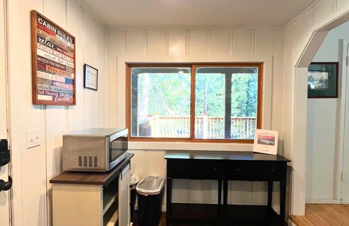 Donner Lake Woods Cabin | Dog Friendly Cabin | 3 Minute Walk to Donner Lake | Close to Hiking & Biking