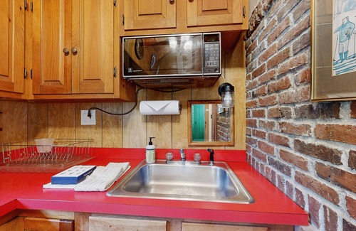 Franconia House | Dog-friendly & charming mountain chalet w/fireplace