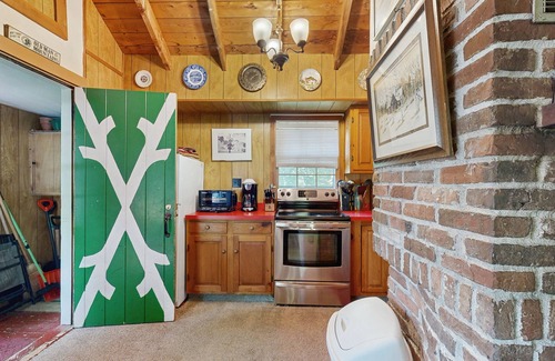 Franconia House | Dog-friendly & charming mountain chalet w/fireplace