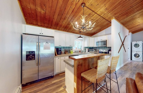Stowe Area Condo | Dog-friendly condo with deck, washer/dryer, & WiFi - near ski lifts