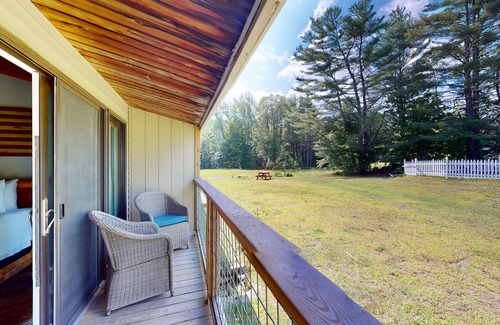 Stowe Area Condo | Dog-friendly condo with deck, washer/dryer, & WiFi - near ski lifts
