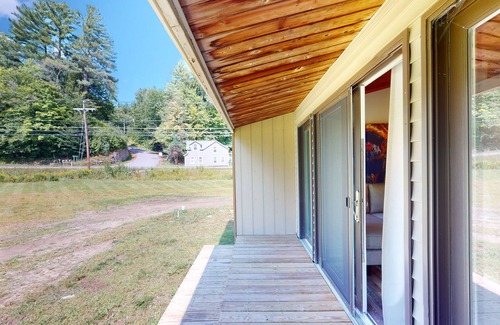 Stowe Area Condo | Dog-friendly condo with deck, washer/dryer, & WiFi - near ski lifts