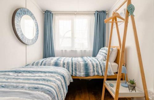Irstead House | Dog friendly cottage 2 mins to beach with hot tub and Zappi EV