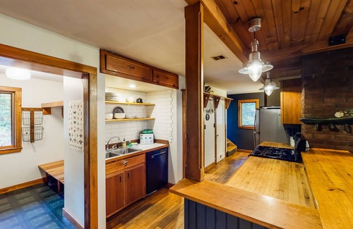 Warren Cottage | Dog-friendly cottage on acreage with nearby creek & wood stove