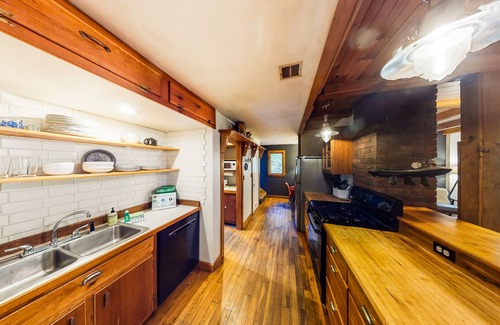 Warren Cottage | Dog-friendly cottage on acreage with nearby creek & wood stove