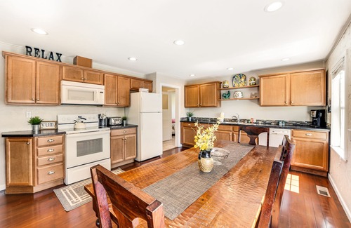 Wapato Point House | Dog-friendly cottage w/partial lake view and central AC - walk to the lake