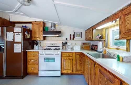 Poultney Cottage | Dog-Friendly cottage w/free WiFi, water views, great location