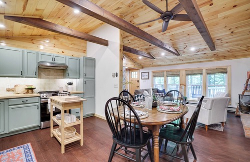 Pocono Lake Cabin | Dog-Friendly Cozy Cabin. Golf Cart for rent. Fireplace, Kayaks & Game Room.