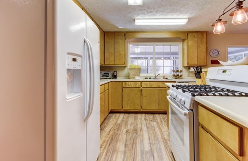 Clarkesville Cabin | Dog-friendly creekfront cabin on 2.5 wooded acres with game room, screened porch
