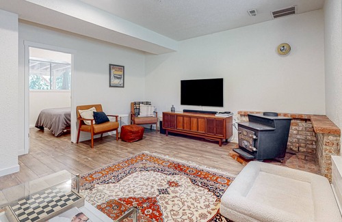 Union Hill-Novelty Hill House | Dog-friendly downstairs retreat with outdoor sauna, full kitchen, firepit, patio