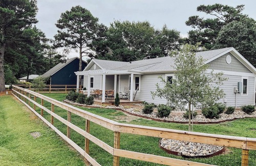 Morehead City Cottage | Dog Friendly Fenced Cottage Minutes from the Water!