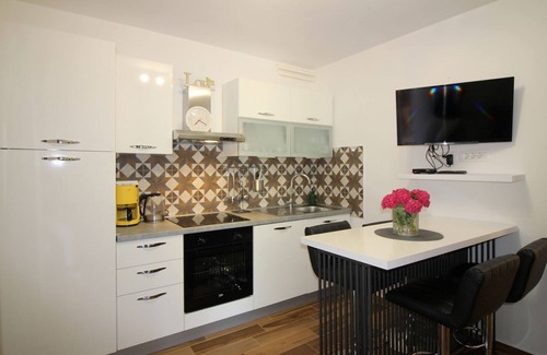 Mali Maj Apartment | Dog-friendly flat just 250 metres from the beach with Mediterranean garden