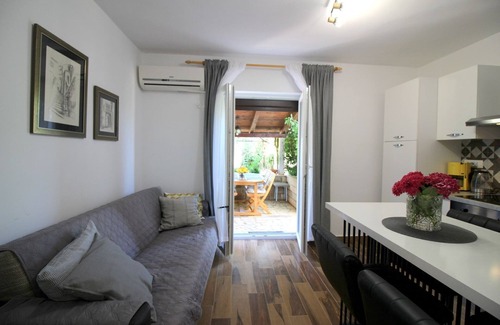 Mali Maj Apartment | Dog-friendly flat just 250 metres from the beach with Mediterranean garden
